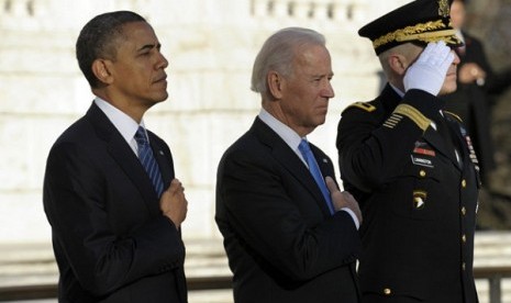 President Barack Obama and Vice President Joe Biden, accompanied by Maj. Gen. Michael S. Linnington, Commander of the US Army Military District of Washington, listen to Taps after placing a wreath at the Tomb of the Unknowns at Arlington National Cemetery 