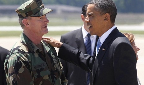 President Barack Obama talks with US Navy Vice Admiral William H McRaven, commander of Joint Special Operations Command (JSOC), at Campbell Army Airfield in Fort Campbell, Ky., just days after McRaven led operational control of Navy SEAL Team Six's success