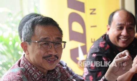 President Director Adira Finance Willy Suwandi Dharma (kiri) berbicara saat paparan kinerja di Jakarta, Kamis (2\3)