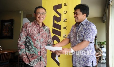 President Director Adira Finance Willy Suwandi Dharma (kiri), Dir Keuangan dan Kepatuhan Adira Finance I Dewa Made Susila berbincang saat akan paparan kinerja di Jakarta, Kamis (2\3)