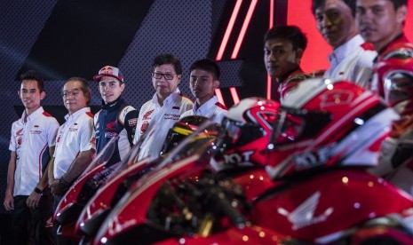 President Director AHM Toshiyuki Inuma (kedua kiri), Executive Vice President Director AHM Johannes Loman (keempat kiri), pembalap MotoGP Marc Marquez (ketiga kiri), pembalap CEV Moto2 Gerry Salim (kiri) dan pembalap CEV Moto3 Mario Suryo Aji (kelima kiri) menghadiri acara peluncuran komposisi tim balap Astra Honda Racing Team (AHRT) di Bandung, Jawa Barat, Sabtu (9/2/2019).