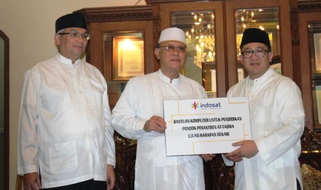 President Director and  CEO Indosat Alexander Rusli  dan KH M Amin Noer