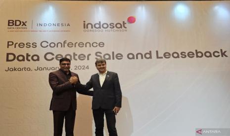 President Director and Chief Executive Officer Indosat Ooredoo Hutchitson Vikram Sinha bersama Chief Executive Officer BDx Mayank Srivastava usai konferensi pers mengenai keputusan akuisisi data center Indosat oleh BDx Indonesia di Jakarta (9/1/2024). 