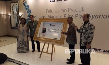 President Director AXA Mandiri, Jean Philippe Vandenschrick, bersama Direktur Distribution and Services PT Bank Syariah Mandiri Edwin Widjajanto, meluncurkan produk Asuransi Mandiri Elite Plan Syariah (MEP Syariah) di Rumah Maroko, Menteng, Jakarta, Rabu (17/1).