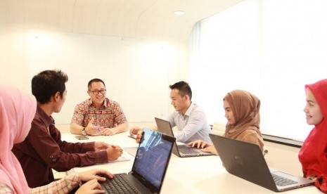 President Director & CEO Alexander Rusli saat berbincang dengan para karyawan Indosat