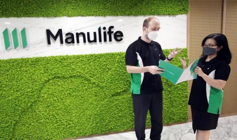 President Director & CEO Manulife Indonesia Ryan Charland berbincang dengan Director & Chief Financial Officer Meylindawati di Kantor Pusat Manulife di Jakarta, Senin (31/5/2021). Pendapatan premi Manulife pada tahun 2020 naik 6 persen atau menjadi Rp 8,9 triliun dari tahun sebelumnya. 