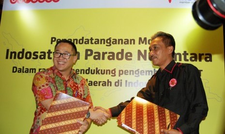 President Director  dan CEO PT Indosat, Tbk  Alexander Rusli dan Ketua Umum Parade Nusantara Sudir Santoso di Jakarta, Rabu (30/9).