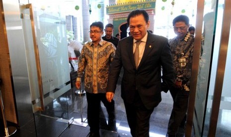 President Director of IDX, Ito Warsito (left), accompanies Minister of Finance, Agus Martowardojo, who visits IDX on Tuesday and requires some explanation after halt trading occuring that day.  