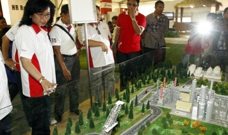 President Director of Pertamina, Karen Agustiawan (left) attend an exhibition of Pertamina Days to celebrate 55 year anniversary of the state owned company in Senayan, Jakarta, last weekend. (file photo)  