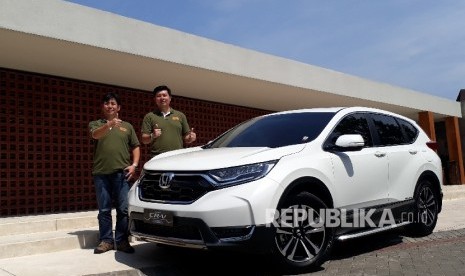 President Director PT Honda Prospect Motor (HPM) Takehiro Watanabe (kiri) bersama Marketing and After Sales Service PT HPM Jonfis Fandy, berpose di depan all new Honda CR-V Turbo.