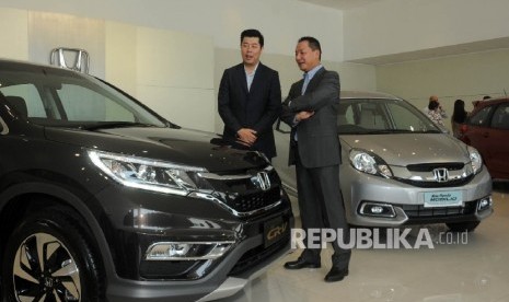 President Director PT HPM Tomoki Uchida (kanan) bebincang dengan Marketing & Aftersales Service Director PT HPM Jonfis Fandy pada acara peluncuran New Honda CR-V 2,4L Pestige dan All New Honda Mobilio di Jakarta, Selasa (19/1).