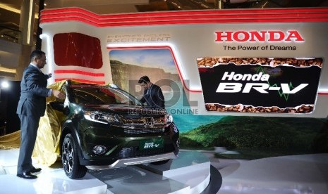 President Director PT HPM Tomoki Uchida (kiri), Marketing & After sales Service Director PT Honda Prospect Motor (HPM) Jonfis Fandy (kanan) memperlihatkan mobil MPV type Honda BR-V 1.5 diperlihatkan pada pusat perbelanjaan di Jakarta, Rabu (2/12).  (Republ