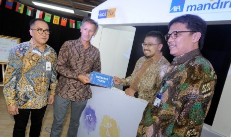 President Director PT Mandiri AXA General Indonesia (MAGI) Paul-Henri Rastoul (kedua kiri) secara simbolis menerima tiket menonton Asian Games 2018 dari CEO PT Pison Tickettech (KiosTix) Ade Sulistioputra (kedua kanan) disaksikan Chief of Sales and Distribution Officer MAGI Eddy Alfian (kanan) dan Group Head Goverment & Instutional PT Bank Mandiri (Persero) Tbk Deny Edward Yusar seusai penandatanganan naskah perjanjian kerja sama penyediaan asuransi kecelakaan diri bagi penonton di Jakarta, Jumat (27/7).