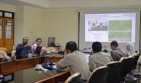 President Director PT Metahelix Lifesciences Indonesia, V Ramanathan (kiri) saat menjelaskan tiga komoditas yang potensial dikembangkan menggunakan bioteknologi.