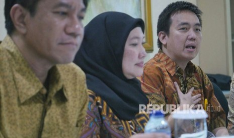 President Director PT Pharos Indonesia Janto Kusmanto (kanan) memberikan penjelasan mengenai produk suplemen yang terindikasi mengandung babi saat berkunjung ke kantor Harian Republika, Jakarta, Jumat (2/2).