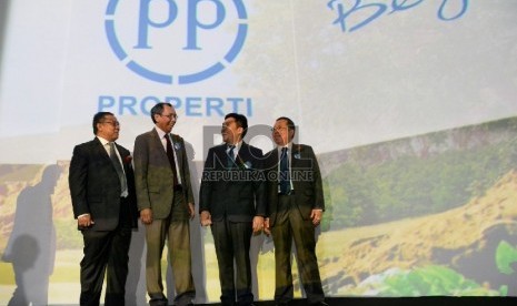 President Director PT PP Properti Tbk Galih Prahananto (2kiri) dan jajaran direksi berbicara sebelum konferensi pers Deu Diligence Meeting & Public Expose di Jakarta, Rabu (22/4). (Republika/Prayogi.)