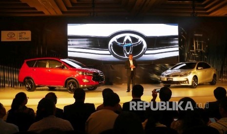 President Director PT Toyota Astra Motor (TAM) Hiroyuki Fukui, memperknalkan dua produk terbaru dari Toyota yaitu, New Corolla Altis dan Toyota New Venturer di Jakarta, Senin (16/1). 