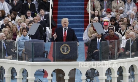 Presiden Donald Trump menyampaikan pidato usai dilantik di Capitol, Washington, Jumat, 20 Januari 2017.