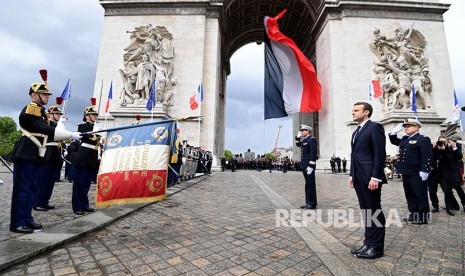 President Emmanuel Macron menghadiri upacara di Pusara pahlawan tak dikenal di Arc de Triomphe, Paris, Senin (15/5) dini hari.