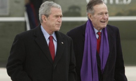 President George W. Bush walks with his father, former President George HW Bush, at Andrews Air Force Base, Md. 