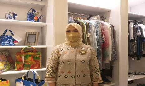 President Global Modest Fashion Week Association, Nur Asia Uno, memperkenalkan beberapa produk fashion dalam negeri di Nur Corner.