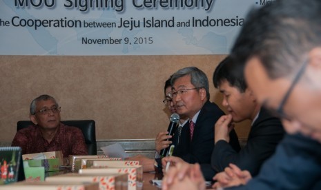 President Jeju Tourism Organization Choi, Kab-Yeol (berbicara) dan Lokot Ahmad Enda (kiri) saat penandatanganan MoU antara Jeju Tourism Organization dengan Mahadana Group dari Indonesia di Gedung Sapta Pesona, Kementerian Pariwisata, Jakarta.