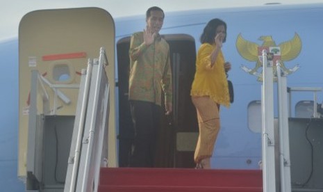 Presiden Joko Widodo melambaikan tangan bersama Ibu Negara Iriana Joko Widodo, Rabu (10/12), sebelum bertolak ke Korea Selatan.