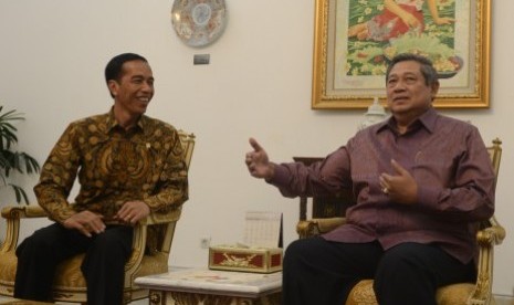 President Joko Widodo (left) meets with his predecessor who now chairing Global Green Growth Institute, Susilo Bambang Yudhoyono (kanan) at the State Palace in Jakarta, Monday, 8 November.