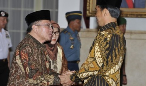 President Joko Widodo (right) shakes hand with the new installed Indonesia's ambassador for Lebanon, Ahmad Chozin Chumaidy, in Jakarta on Thursday. 