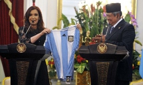 President of Argentina, Cristina Fernandez De Kirchner (left) shows a football shirt as her souvenir for Indonesian President Susilo Bambang Yudhoyono at the Presidential Palace in Jakarta on Thursday afternoon.