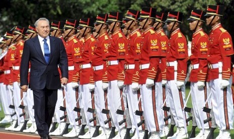 President of Kazakhstan, Nursultan Nazarbayev, inspects military forces as he arrives at Presidential Palace in Jakarta on Friday.