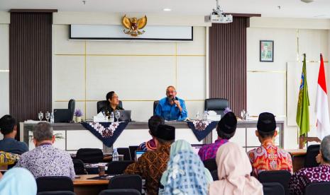 President of the Maqasid Institute yang juga menjadi Profesor tamu Hukum Islam (Islamic Law) di Carleton University Canada, Prof Jasser Auda, berbicara dalam Lecture Series and Workshop Maqasid Methodology yang diselenggarakan Program Doktor Hukum Islam Fakultas Ilmu Agama Islam (FIAI) UII di Gedung KHA Wahid Hasyim FIAI Kampus Terpadu UII, Sleman, Yogyakarta, Selasa (27/2/2024).