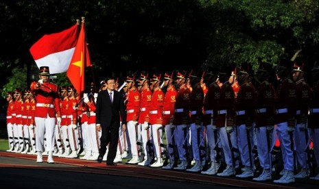 President of Vietnam, Truong Tan Sang, inspects Indonesian troops during a state visit in State Palace in Jakarta, Indonesia, on Thursday.