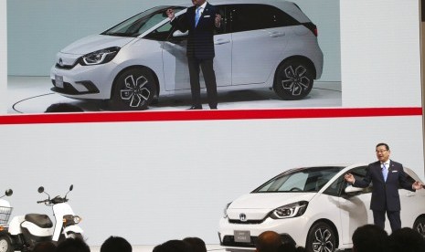 President Representative Director and CEO Honda Motor Co Ltd Takahiro Hachigo memperkenalkan mobil listrik 'Fit' pada pembukaan Tokyo Motor Show ke-46 di Tokyo, Jepang, Rabu (23/10).