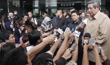 President Susilo Bambang Yudhoyono answers questions from journalist after visiting the Minister of Health, Endang Sedyaningsih, in the hospital in Jakarta on Thursday.  