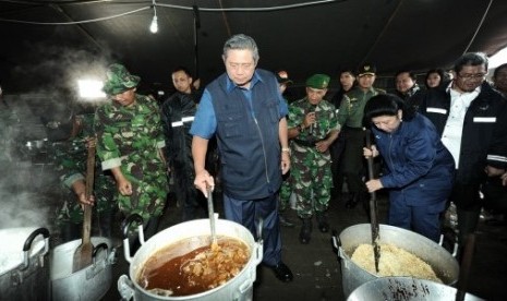 President Susilo Bambang Yudhoyono (center) and First Lady (second right) visit flood victims in Karawang, West Java, on Tuesday. 