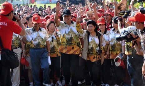 President Susilo Bambang Yudhoyono (center) and the First Lady join Borobudur International Hash House Harrier IInterhash) in Magelang, Central Java, on Saturday. 