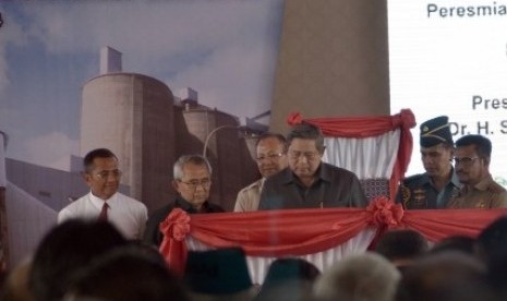 President Susilo Bambang Yudhoyono (center) officially opens PT Tonasa Unit V in Pangkep, South Sulawesi, on Feb. 19, 2014.