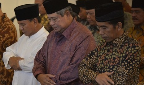 President Susilo Bambang Yudhoyono (center) performs evening prayer with Prabowo Subianto (left) and Joko Widodo at the State Palace in Jakarta on Sunday.