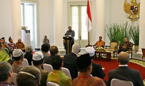 President Susilo Bambang Yudhoyono delivers his speech on Sunday, which is also the last day of World Peace Forum in Bogor Presidential Palace.    