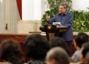 President Susilo Bambang Yudhoyono explains the draft of Revised State Budget 2012 in the Presidential Palace in jakarta, Saturday evening.