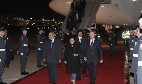 President Susilo Bambang Yudhoyono (left) and the first lady arrive at Heathrow International Airport in London, Britain, on Tuesday.  