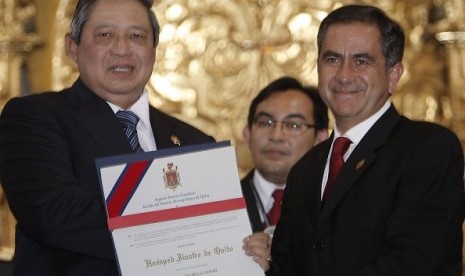 President Susilo Bambang Yudhoyono (left) receives the title of honorary resident of Quito from Mayor Augusto Barrera in a cultural center of Quito, Ecuador, on Saturday.  