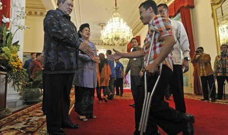 President Susilo Bambang Yudhoyono (left) shakes hand with a guess in an open house to celebrate Eid al Fitr at the presidential palace in Jakarta on Thursday, August 8, 2013.