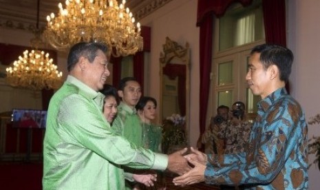 President Susilo Bambang Yudhoyono (left) shakes hand with president-elect Joko Widodo during an open house at the State Palace in Jakarta on Monday. 