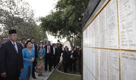 President Susilo Bambang Yudhoyono (left) visit Seroja cemetary in Dili, Timor Leste, on Saturday.   