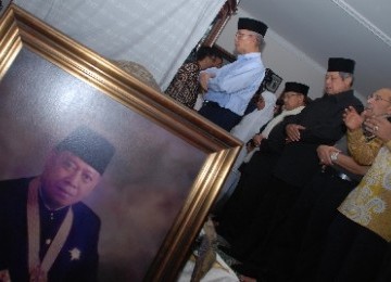 President Susilo Bambang Yudhoyono prays with family members of  Junus Effendi Habibie, who passed away on Monday morning in Jakarta. Habibie is the younger brother of the former president, BJ Habibie. 