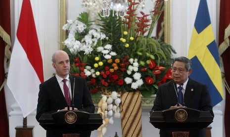 President Susilo Bambang Yudhoyono (right) and Swedish Prime Minister Fredrik Reinfeldt hold a press conference in presidential palace in Jakarta on Wednesday. Sweden commits to invest in transportation sector in Indonesia.  