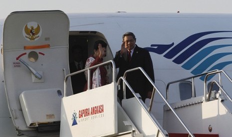 President Susilo Bambang Yudhoyono (right) and the First Lady depart to Darwin, Australia, on Monday.     