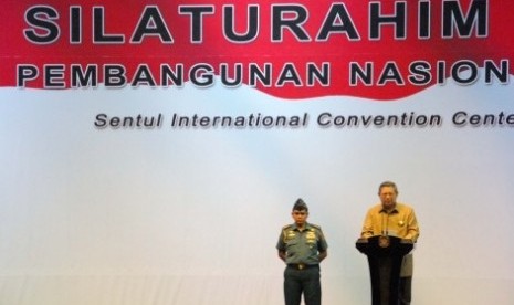 President Susilo Bambang Yudhoyono (right) bids his farewell to regional leaders in a convention held in Sentul, West Java, on Wednesday.